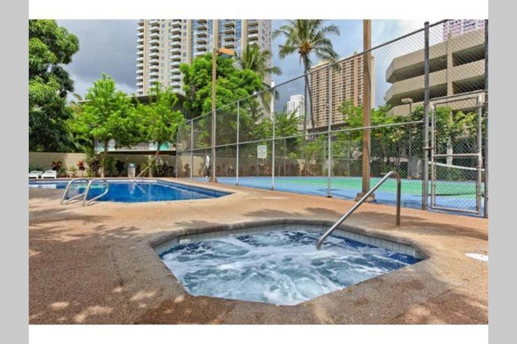 Spacious Studio W/ Parking, Beach/Mall/Park Honolulu Buitenkant foto